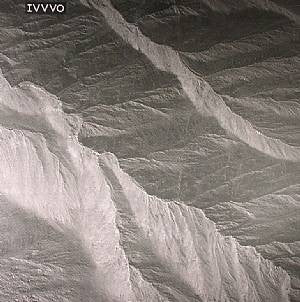 IVVVO : Light Moving (12", EP)